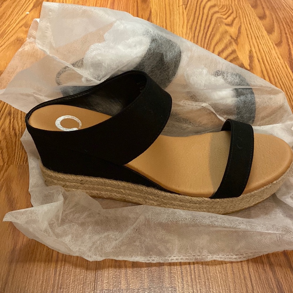 Size 10 womens slip on woven bottom shoe